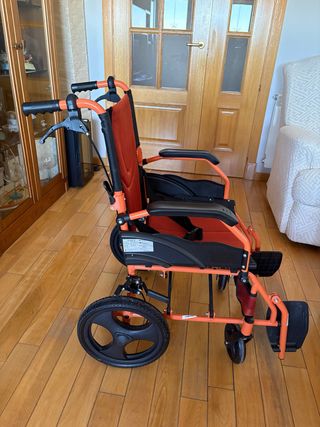 Silla de ruedas Mobiclinic con frenos