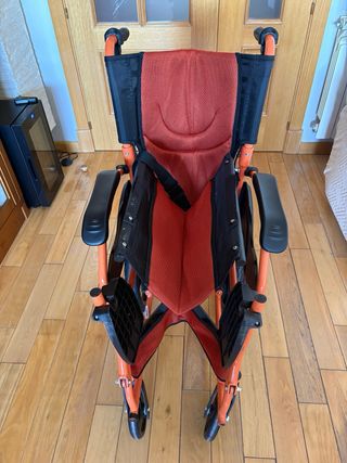 Silla de ruedas Mobiclinic con frenos