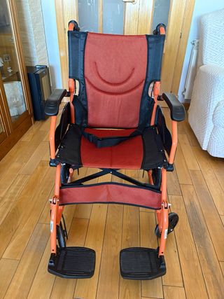 Silla de ruedas Mobiclinic con frenos