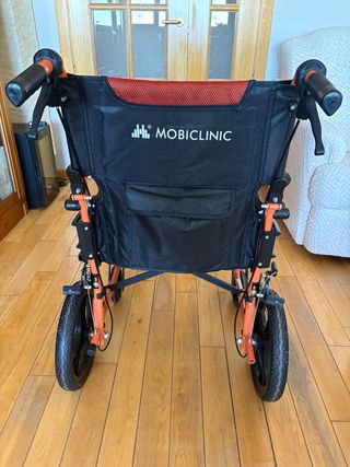Silla de ruedas Mobiclinic con frenos