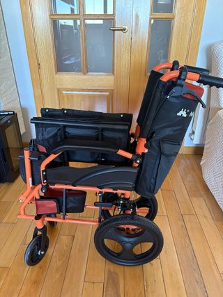 Silla de ruedas Mobiclinic con frenos