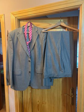 Traje Caramelo Gris con Corbata Rosa