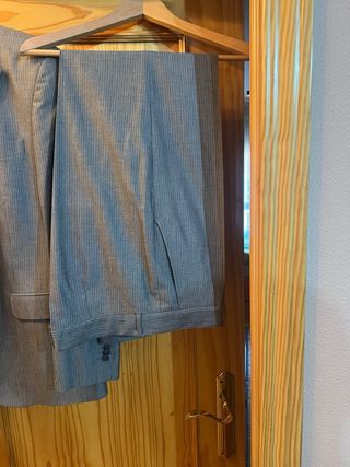 Traje Caramelo Gris con Corbata Rosa