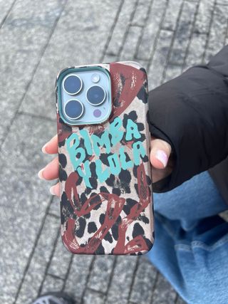 Funda iPhone 15 Pro Bimba y Lola