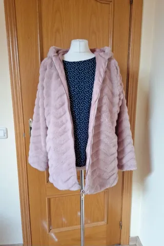 Abrigo rosa pelo con capucha