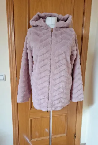 Abrigo rosa pelo con capucha