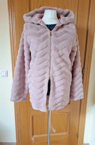 Abrigo rosa pelo con capucha