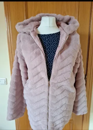 Abrigo rosa pelo con capucha