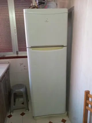 Nevera Indesit blanca