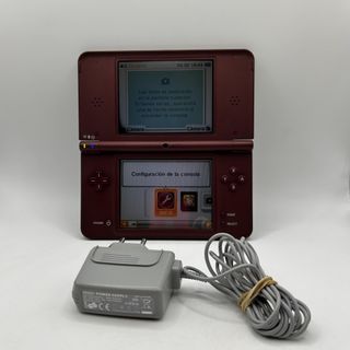 CONSOLA NINTENDO DSI XL GRANATE CON CARGADOR SOMBRA EN PANTALLA