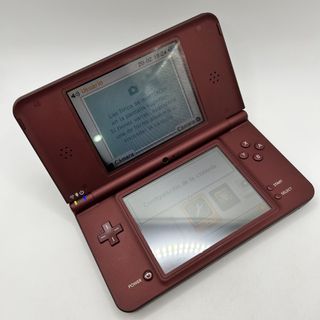 CONSOLA NINTENDO DSI XL GRANATE CON CARGADOR SOMBRA EN PANTALLA