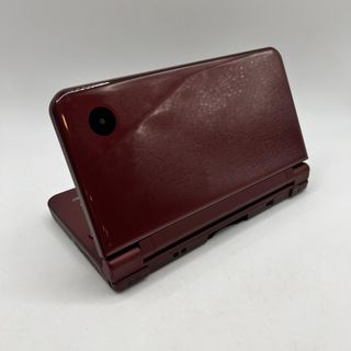 CONSOLA NINTENDO DSI XL GRANATE CON CARGADOR SOMBRA EN PANTALLA