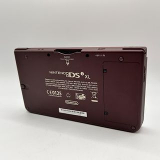 CONSOLA NINTENDO DSI XL GRANATE CON CARGADOR SOMBRA EN PANTALLA