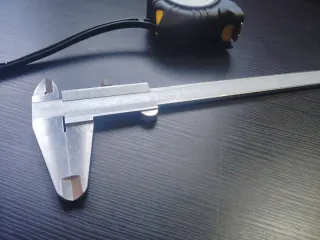 Pie de Rey Mitutoyo + Cinta Métrica 5M