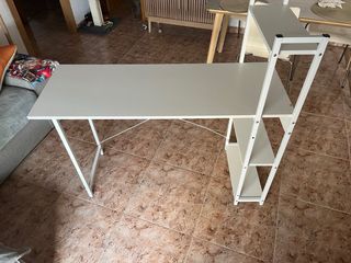 Escritorio blanco con estanterías