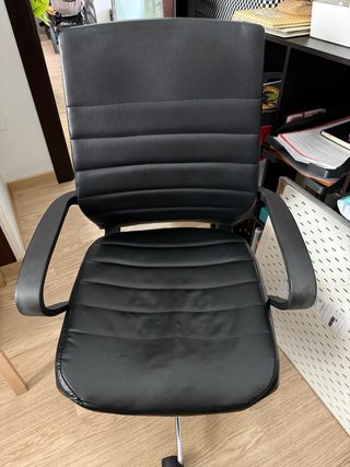 Silla de oficina negra regulable