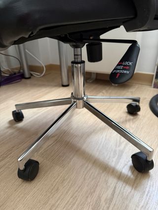 Silla de oficina negra regulable