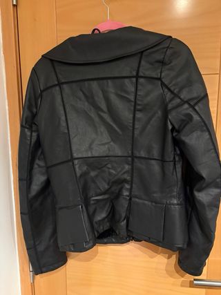 Cazadora cuero negra con volantes