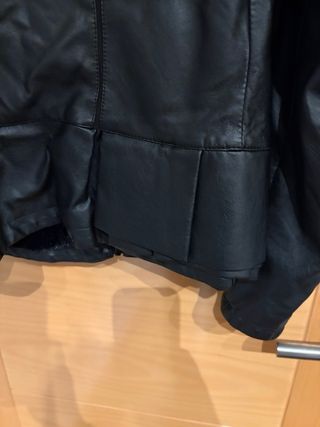 Cazadora cuero negra con volantes