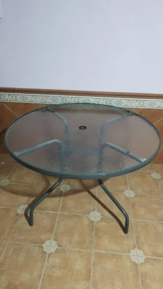 Mesa redonda cristal y metal y 4 sillas