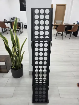 Revistero Metálico Negro con Diseño Circular