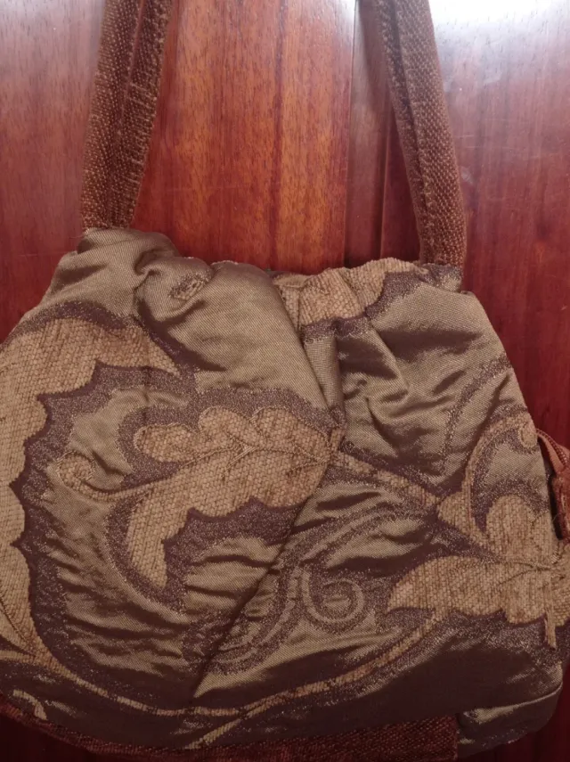 Bolso marrón y dorado