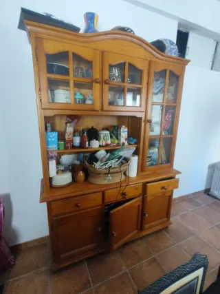 Alacena de madera con vitrina