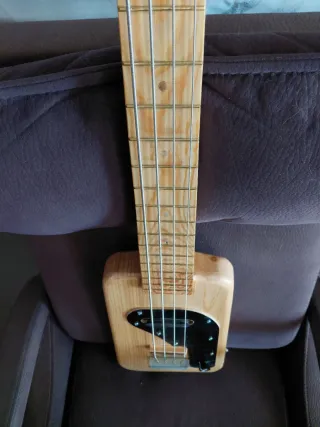 Bajo eléctrico artesanal