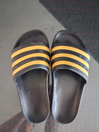 Chanclas Adidas Negras y doradas