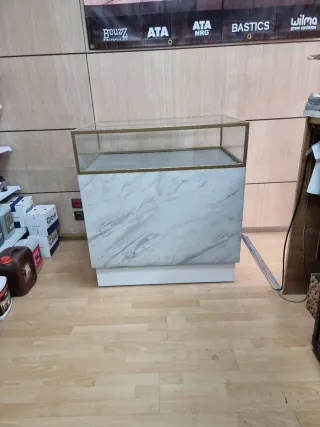 Mostrador con vitrina de cristal