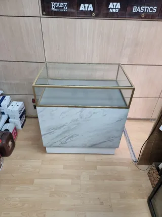 Mostrador con vitrina de cristal