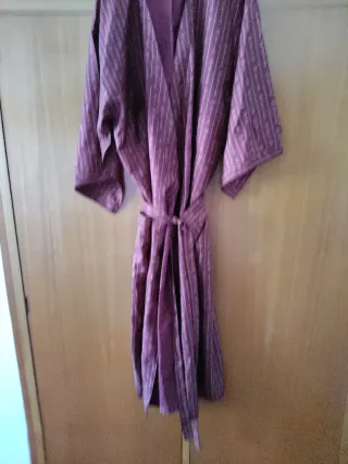 Bata de seda granate con detalles dorados