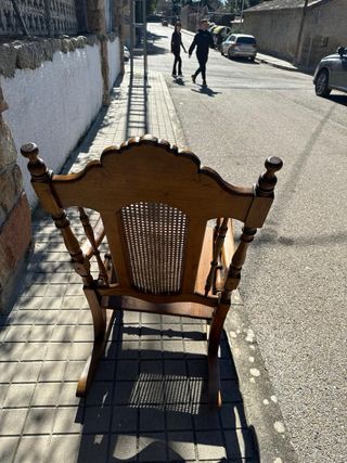 Mecedora antigua tallada madera maciza