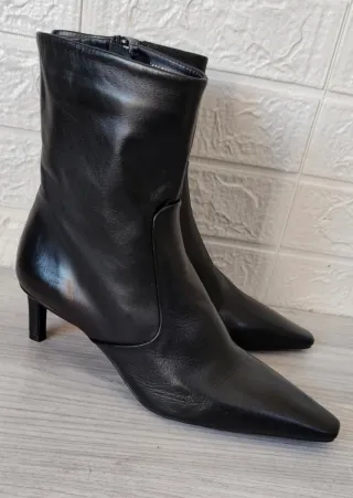 Botines de piel negros de tacón