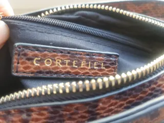 Bolso de la marca Cortefiel.