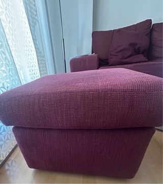 Sofá modular morado con puff