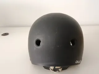 Casco negro y protectores de rodillas