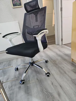 Silla de oficina ergonómica negra y blanca