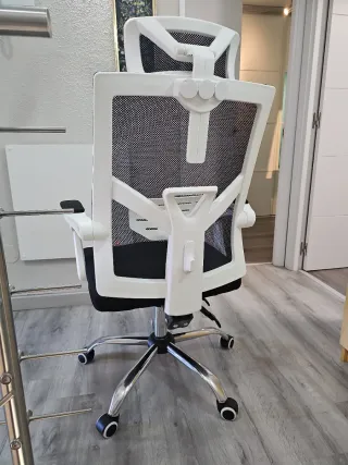 Silla de oficina ergonómica negra y blanca