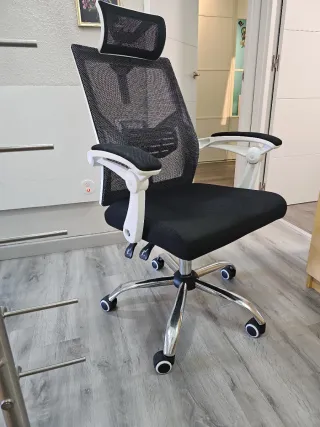 Silla de oficina ergonómica negra y blanca