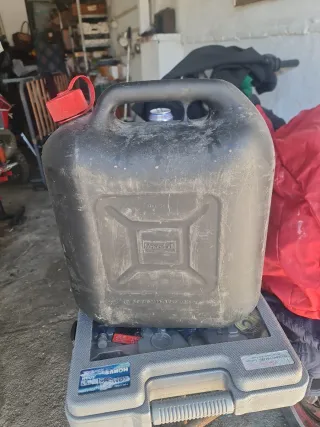 Bidón de combustible negro