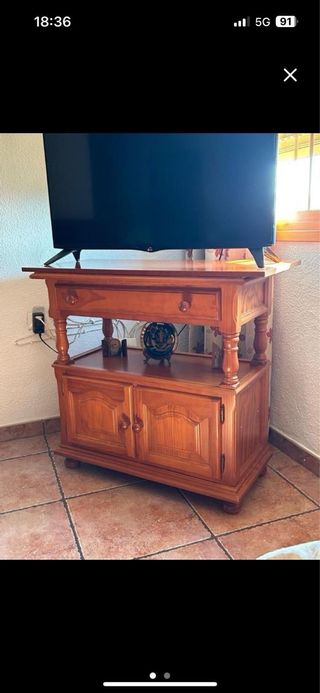 Mesa de madera maciza con cajón y puertas