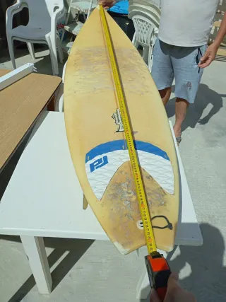 Tabla de surf amarilla