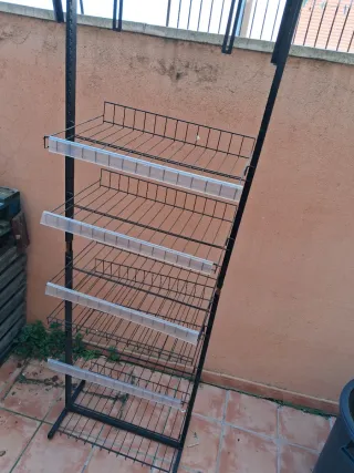 Scaffalatura espositiva nera in metallo