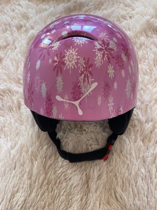 Casco de esquí para niña con diseño de copos.