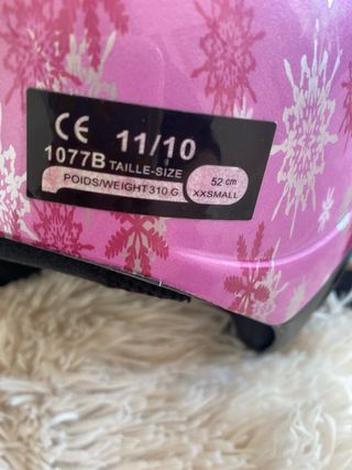 Casco de esquí para niña con diseño de copos.