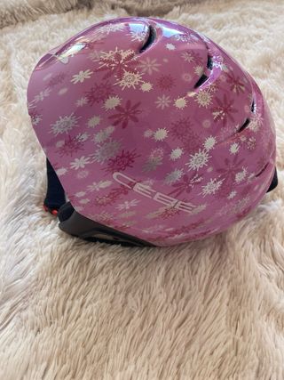 Casco de esquí para niña con diseño de copos.