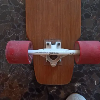 Longboard con diseño de hojas