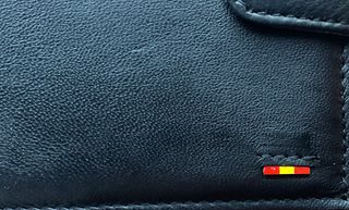 Cartera de piel marrón con bandera de España