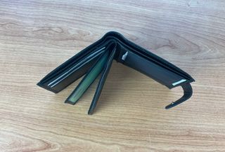 Cartera de piel marrón con bandera de España